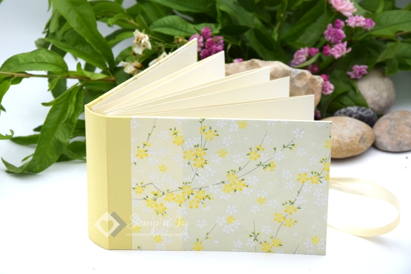 Leporello Album ca. 19,0x12,5x3,0 cm mit Verschlussschleife | Einband Japanpapier Chiyogami Kirschblüten floral | gelb | Art. Nr. 97210001